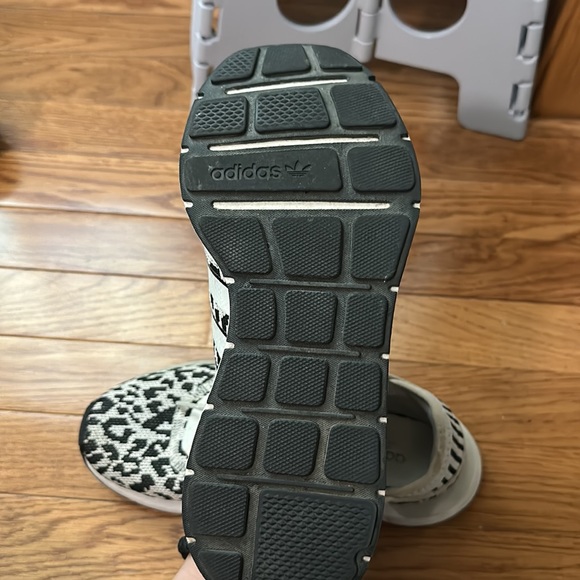 Super cute adidas shoes.6.5 - Picture 7 of 9